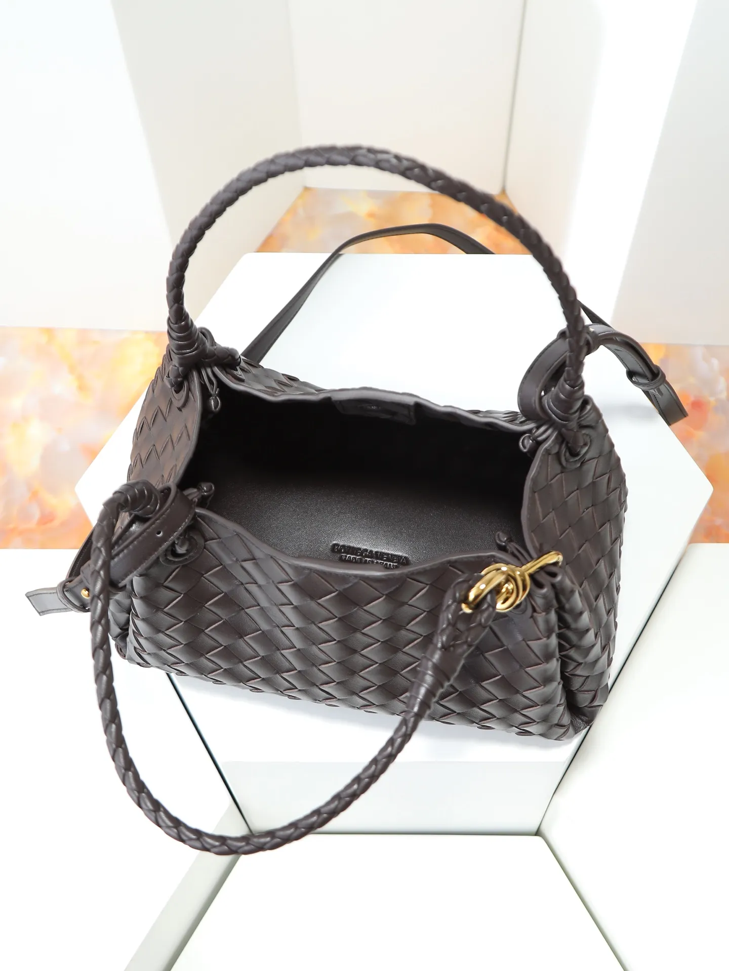 1300. BV's new intrecciato woven leather shoulder bag 🪂 835921 comes with a detachable diagonal shoulder strap and comes with a mini bag inside. The appearance retains the unique design of BV woven leather. The parachute bag is a bag that makes people fall in love before seeing the real thing. The small golden knot embellishment is full of simple and high-end sense to meet your needs in different occasions. Size: 29.5X18.5X17.5cm